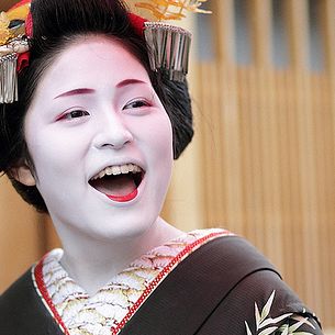 fun / day / girl / laugh / happy / smile : maiko (apprentice geisha) kyoto, japan / canon 7d　舞妓 佳つ奴さん　