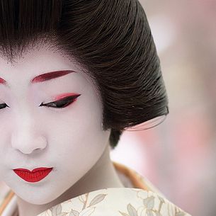 japan / geisha / 芸妓 / japanese / kyoto / canon 7d / portrait
