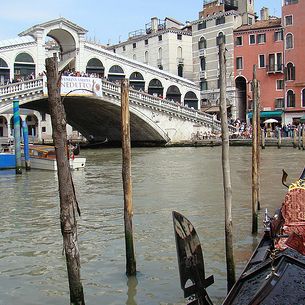 Venezia, Venise, Venedig, Venice (Italia, Italy): Le Rialto, pont mythique de Venise. Rialto, mythical bridge of Venice.Rialto, mythische Brücke von Venedig.